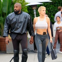 Penampilan wanita 27 tahun itu jadi sorotan. Dia tampil dengan legging dan crop top abu-abu tanpa mengenakan bra. Foto: Getty Images