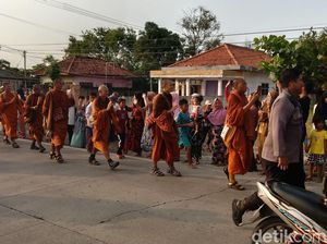 Sambutan Hangat Warga Indramayu untuk Biksu Thailand