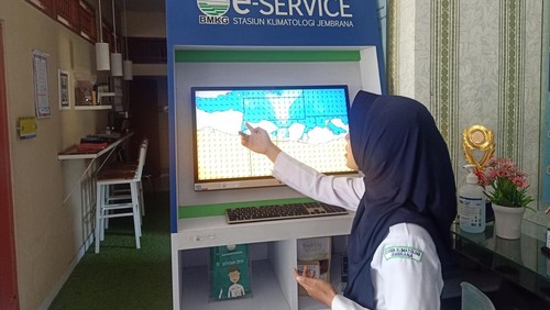 Prakirawan Stasiun Klimatologi (Staklim) Bali saat menunjukan monitoring pengawasan situasi angin serta gelombang yang terjadi di Selat Bali, Senin (15/5/2023). (I Putu Adi Budiastrawan/detikBali).