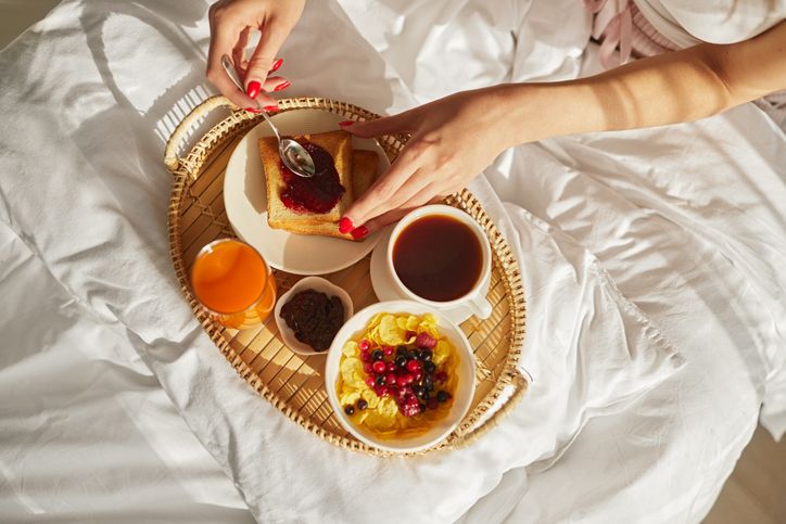 5 Cara Mudah Cegah Lapar dan Makan Berlebih di Malam Hari