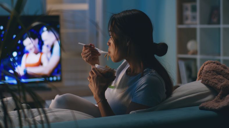 5 Cara Mudah Cegah Lapar dan Makan Berlebih di Malam Hari