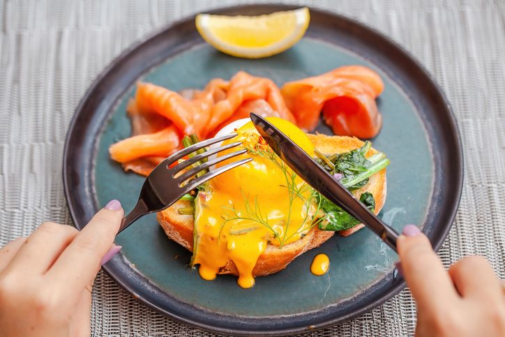 5 Cara Mudah Cegah Lapar dan Makan Berlebih di Malam Hari