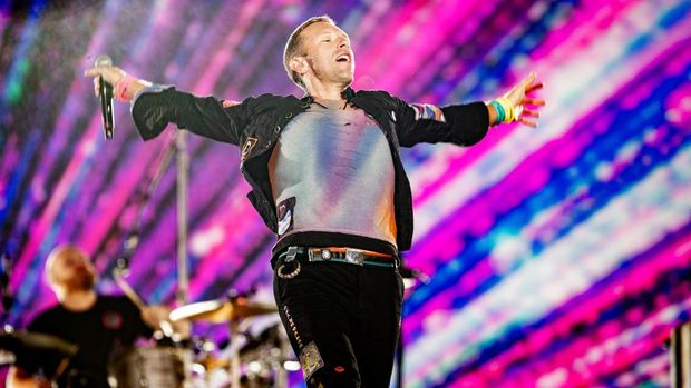 BUENOS AIRES, ARGENTINA - OCTOBER 25: Chris Martin of Coldplay performs during the first of ten shows as part of 'Music Of The Spheres World Tour' at Estadio Mas Monumental Antonio Vespucio Liberti on October 25, 2022 in Buenos Aires, Argentina. (Photo by Santiago Bluguermann/Getty Images)