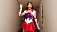 BCL cosplay menjadi Sailor Mars yang terkenal karena karakter tersebut senang dengan dunia musik, mulai dari bernyanyi hingga membuat lagu. Foto: dok. Instagram