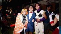 Ada Fadil Jaidi yang cosplay menjadi Zenitsu lengkap dengan wig berwarna emas. Sedangkan Jerome Polin menjadi Conan. Foto: dok. Instagram