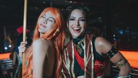 Nia Ramadhani dan Anya Geraldine tampil all out dan mencuri perhatian. Foto: dok. Instagram
