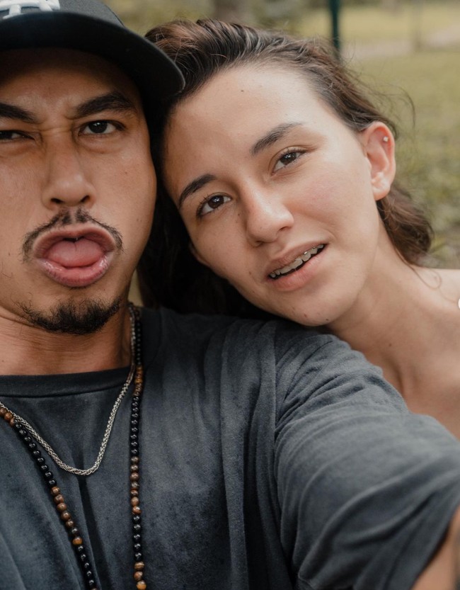 Selalu terlihat harmonis, kabar rumah tangga Dahlia Poland dan Fandy Christian belakangan menjadi sorotan. Hal itu bermula dari Dahlia Poland yang membagikan potret chat mesra suaminya dengan wanita lain melalui Instagram Story miliknya. Foto: instagram/@dahliachr