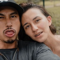 Selalu terlihat harmonis, kabar rumah tangga Dahlia Poland dan Fandy Christian belakangan menjadi sorotan. Hal itu bermula dari Dahlia Poland yang membagikan potret chat mesra suaminya dengan wanita lain melalui Instagram Story miliknya. Foto: instagram/@dahliachr