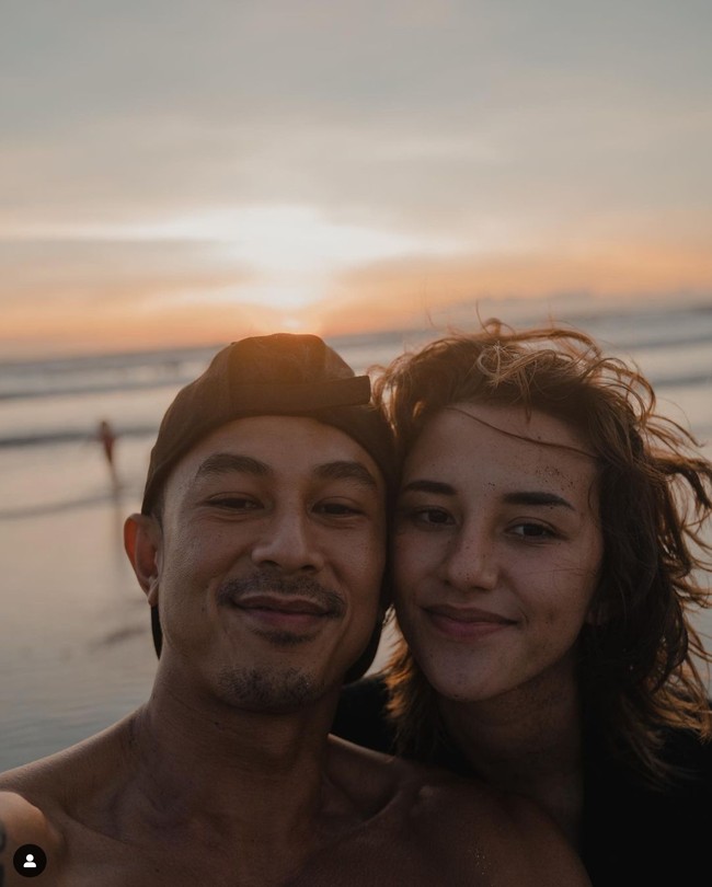 Dalam Instagram Story yang dibagikan Dahlia terlihat chat mesra suami dengan wanita yang diduga lawan main Fandy di sinetron yang dibintaanginya. Pada unggahan Instagram Story lainnya Dahlia juga tampak menyematkan akun Instagram pesinetron Andi Annisa Lasyah. Foto: instagram/@dahliachr