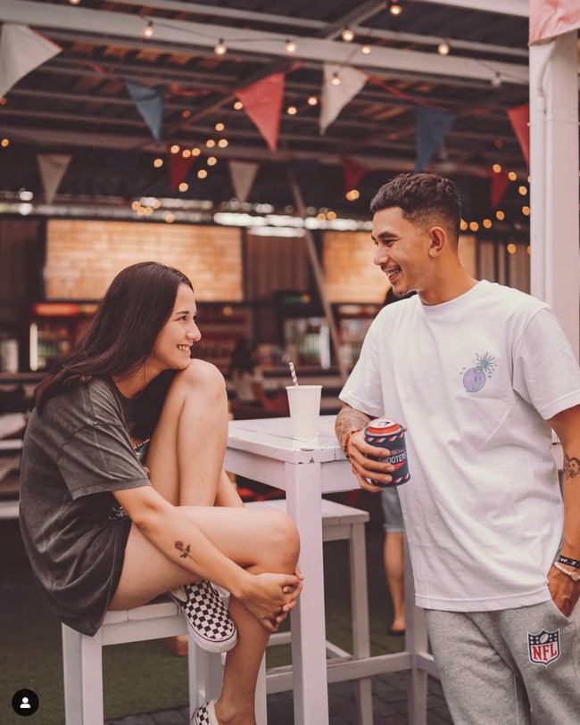 Setelah Dahlia membongkar chat mesra suami dengan wanita lain, kini Instagram Fandy Christian pun jadi dibanjiri beragam komentar dari netizen. Tak sedikit yang menduga jika Fandy telah berselingkuh dari sang istri. Foto: instagram/@dahliachr