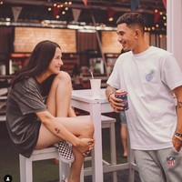 Setelah Dahlia membongkar chat mesra suami dengan wanita lain, kini Instagram Fandy Christian pun jadi dibanjiri beragam komentar dari netizen. Tak sedikit yang menduga jika Fandy telah berselingkuh dari sang istri. Foto: instagram/@dahliachr