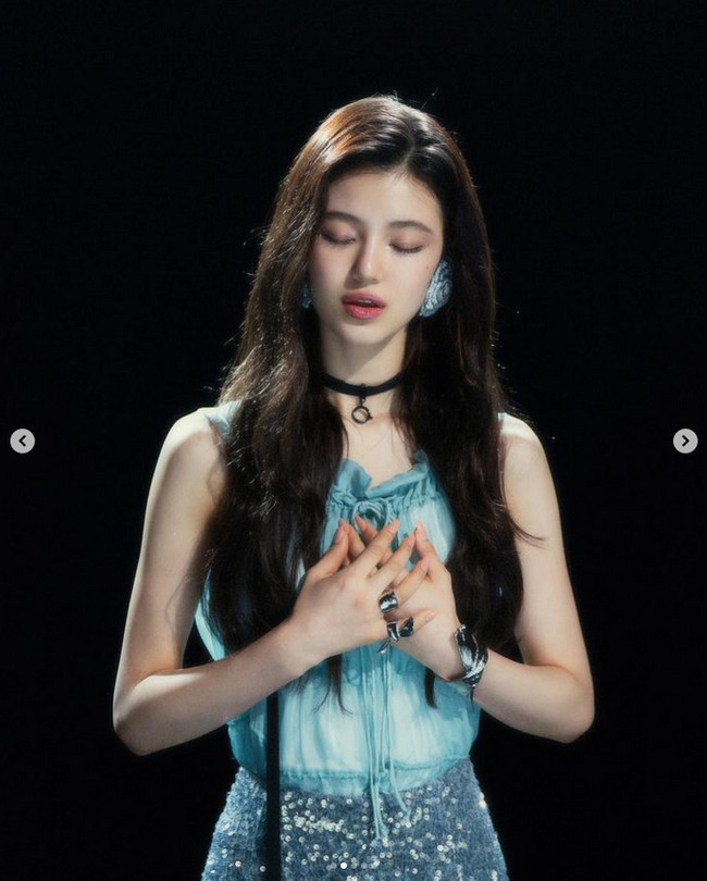 Dalam foto yang diunggah Disney Korea, Danielle terlihat menyanyikan lagu Part of Your World versi Korea. Vokalnya menuai pujian karena berbeda dari gaya bernyanyinya di NewJeans, yang kini terdengar lebih innocent dan lembut. Foto: dok. Instagram @daniellenewjeans