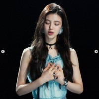 Dalam foto yang diunggah Disney Korea, Danielle terlihat menyanyikan lagu Part of Your World versi Korea. Vokalnya menuai pujian karena berbeda dari gaya bernyanyinya di NewJeans, yang kini terdengar lebih innocent dan lembut. Foto: dok. Instagram @daniellenewjeans