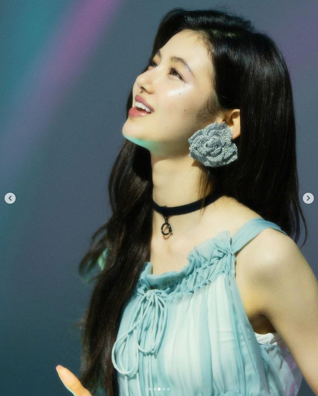 Pelantun Ditto itu memancarkan aura Disney princess dengan rambut panjangnya yang bergelombang dan dibiarkan terurai. Dia memakai busana berwarna biru yang berkilau hingga menyerupai sisik ikan. Dengan tambahan aksesori anting-anting berbentuk koral. Foto: dok. Instagram @daniellenewjeans