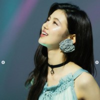 Pelantun Ditto itu memancarkan aura Disney princess dengan rambut panjangnya yang bergelombang dan dibiarkan terurai. Dia memakai busana berwarna biru yang berkilau hingga menyerupai sisik ikan. Dengan tambahan aksesori anting-anting berbentuk koral. Foto: dok. Instagram @daniellenewjeans