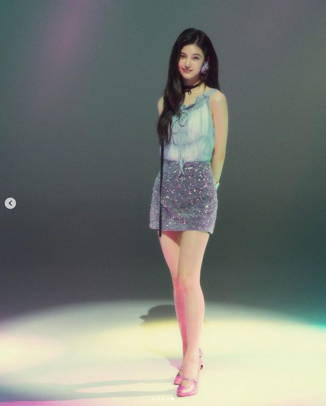 Terpilihnya Danielle sebagai pengisi suara Ariel sempat menuai perdebatan. Dia dituding mendapat privilege dari agensinya HYBE. Namun Disney Korea mengungkap Danielle terpilih setelah datang ke kantor untuk audisi. Foto: dok. Instagram @daniellenewjeans