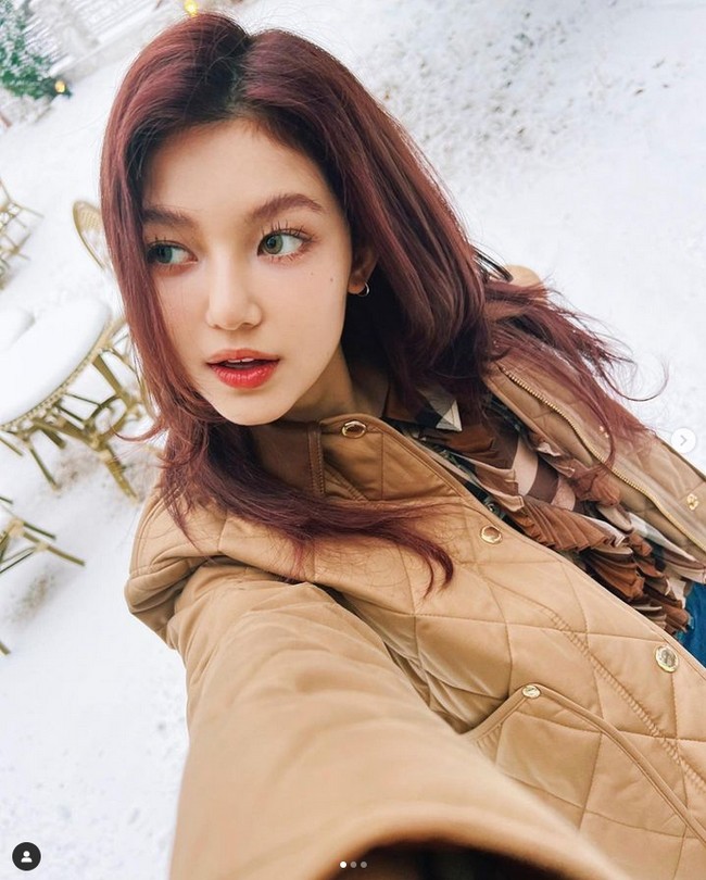 Sejak kecil Danielle NewJeans sudah wara-wiri di televisi. Penggemar tak sulit menemukan video predebut-nya saat menjadi host acara televisi anak-anak Korea berbahasa Inggris. Foto: dok. Instagram @daniellenewjeans