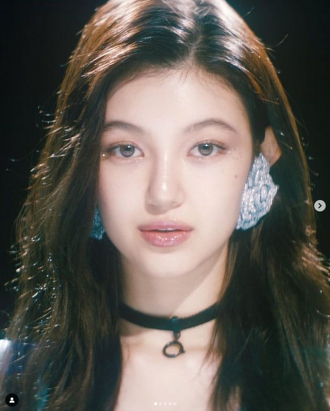 Danielle NewJeans tampil memukau dalam foto yang dibagikan Disney Korea. Personel NewJeans itu diumumkan sebagai pengisi suara Ariel dalam film The Little Mermaid. Foto: dok. Instagram @daniellenewjeans