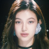 Danielle NewJeans tampil memukau dalam foto yang dibagikan Disney Korea. Personel NewJeans itu diumumkan sebagai pengisi suara Ariel dalam film The Little Mermaid. Foto: dok. Instagram @daniellenewjeans