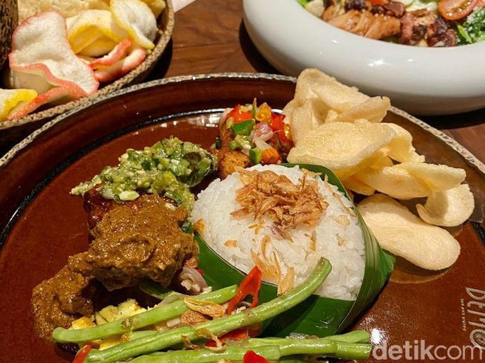 Demo Bar & Bistro : Di Tempat Hangout Keren Ini Ada Nasi Campur Sultan dan Pizza Enak