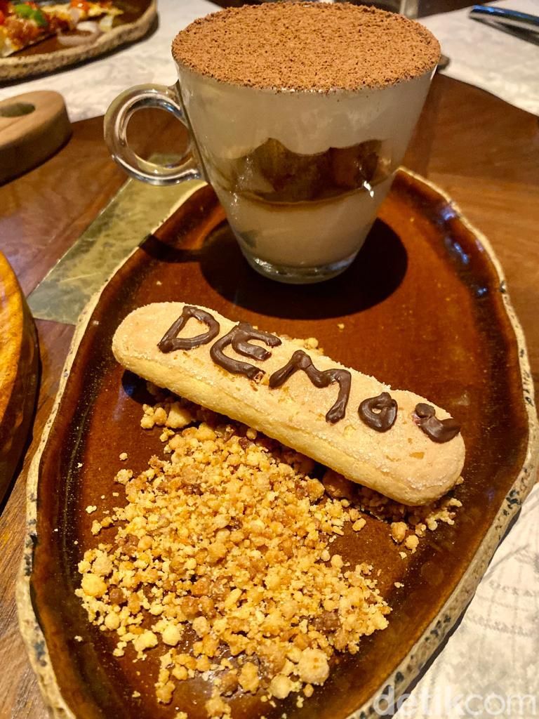 Demo Bar & Bistro : Di Tempat Hangout Keren Ini Ada Nasi Campur Sultan dan Pizza Enak