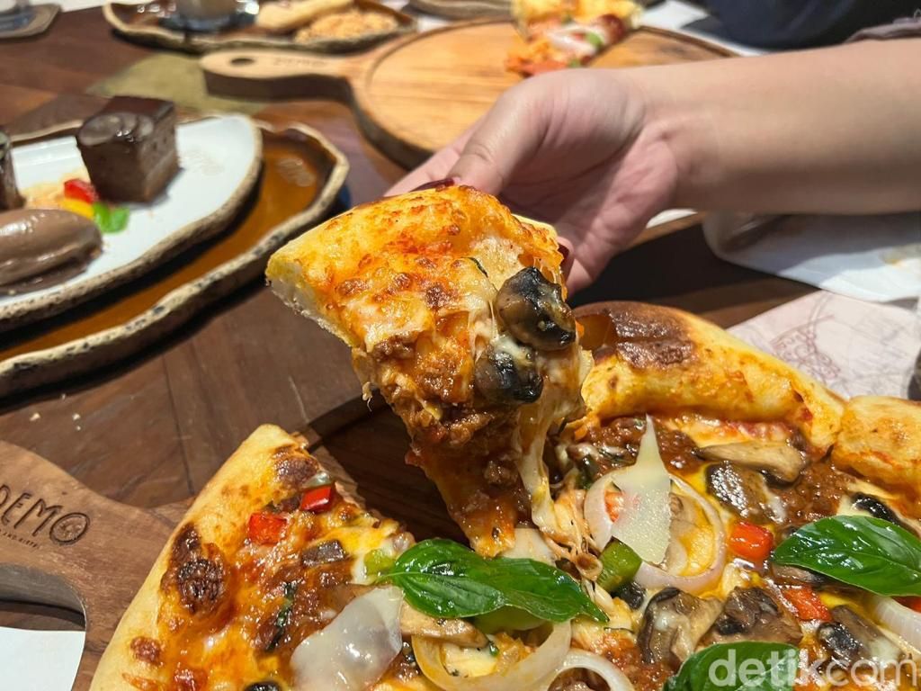 Demo Bar & Bistro : Di Tempat Hangout Keren Ini Ada Nasi Campur Sultan dan Pizza Enak