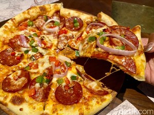 Demo Bar & Bistro : Di Tempat Hangout Keren Ini Ada Nasi Campur Sultan dan Pizza Enak