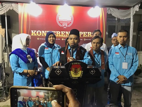 DPW Partai Gelora NTB saat mendaftarkan bacaleg ke KPU NTB pada Minggu (14/5/2023) malam. Foto: Helmy Akbar / detikBali