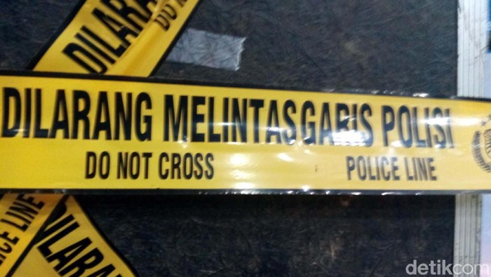 Seorang pengemudi ojek online (ojol) tewas terjepit pintu otomatis pabrik di Cengkareng, Jakarta Barat. Korban mengalami luka berat di bagian kepala.