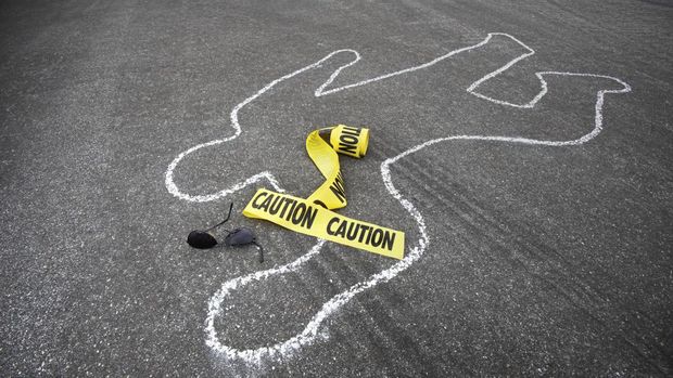 Seorang pengemudi ojek online (ojol) tewas terjepit pintu otomatis pabrik di Cengkareng, Jakarta Barat. Korban mengalami luka berat di bagian kepala.
