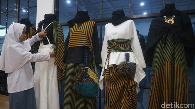 Siswi SMK NU Banat Kudus, Jawa Tengah Efi Afifah menorehkan prestasi membanggakan karena memamerkan karyanya di Hong Kong Fashion Week 2023 ditemui di sekolahnya, Senin (15/5/2023).