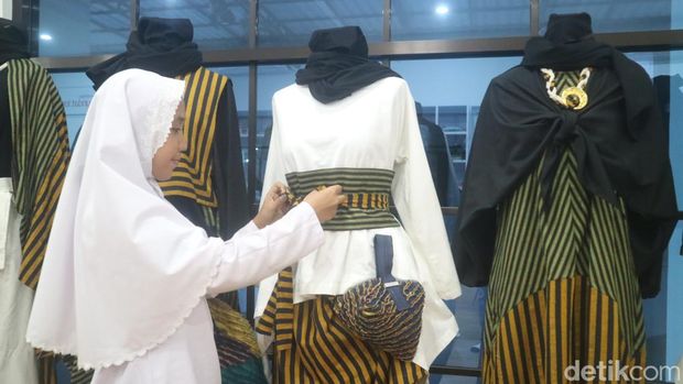 Siswi SMK NU Banat Kudus, Jawa Tengah Efi Afifah menorehkan prestasi membanggakan karena memamerkan karyanya di Hong Kong Fashion Week 2023 ditemui di sekolahnya, Senin (15/5/2023).