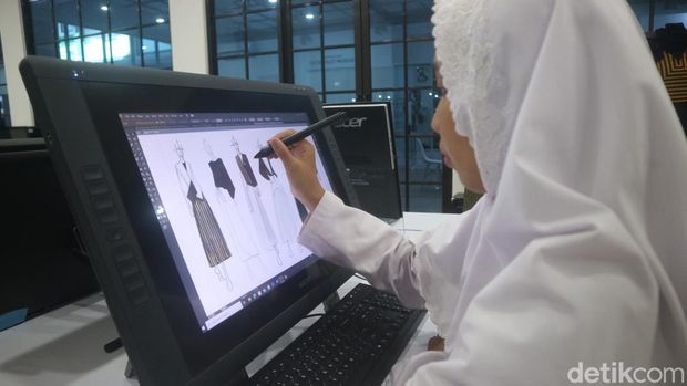 Siswi SMK NU Banat Kudus, Jawa Tengah Efi Afifah menorehkan prestasi membanggakan karena memamerkan karyanya di Hong Kong Fashion Week 2023 ditemui di sekolahnya, Senin (15/5/2023).