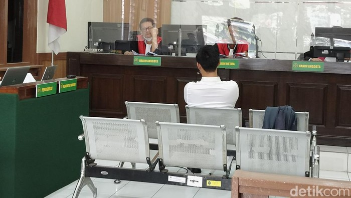 Eks Komisaris PT Wika Beton saat diperiksa KPK di persidangan, Senin (15/5/2023).