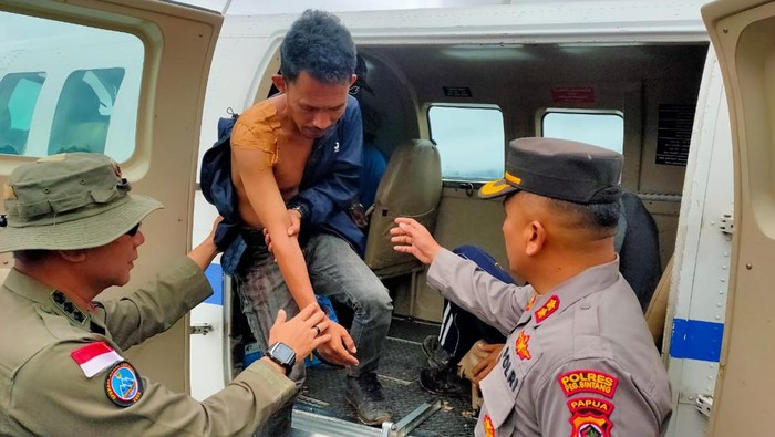 Empat pekerja tower BTS yang disandera KKB telah dievakuasi ke Distrik Oksibil, Kabupaten Pegunungan Bintang, Papua Pegunungan. Dua pekerja luka akibat sajam. (dok Polda Papua)
