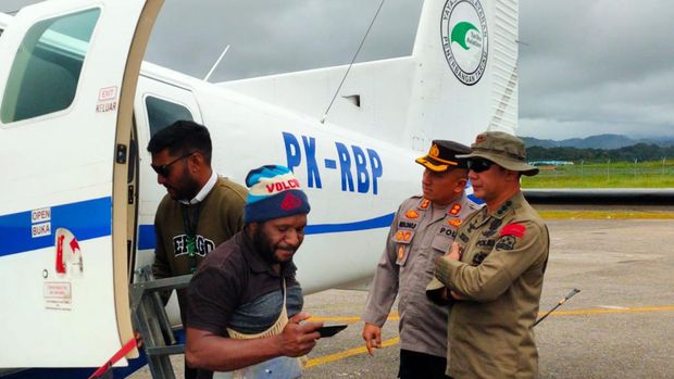 Empat pekerja tower BTS yang disandera KKB telah dievakuasi ke Distrik Oksibil, Kabupaten Pegunungan Bintang, Papua Pegunungan. Dua pekerja luka akibat sajam. (dok Polda Papua)