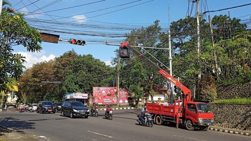 Pemasangan ETLE statis di simpang Jalan Pahlawan, dekat kantor Bupati Tabanan, Senin (15/5/2023). (Chairul Amri Simabur/detikBali)