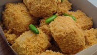 Populer dengan teksturnya yang renyah dan rasanya yang gurih, Tahu Krispi Fatmawati paling nikmat untuk ngemil. Tahu yang dibanderol mulai dari Rp 16.000an ini selalu terjaga kehangatannya. Foto: Istimewa/Instagram/iStock
