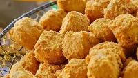 Menawarkan dua jenis gorengan tahu di Tahu Pedas dan Crispy ini ada pilihan tahu krispi yang renyah atau tahu jeletot yang pedas menyengat. Berada di Jalan Pekapuran I No.9, Jakarta Barat harganya mulai dari Rp 10.000an saja. Foto: Istimewa/Instagram/iStock