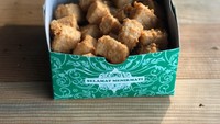 Memiliki nama yang unik di Jalan E No.36, Cipinang, Jakarta Timur ada penjual tahu krispi dengan nama Tahu Crispy Kejam. Dilengkapi dengan cabai rawit, harga per porsinya bisa dibeli mulai dari Rp 10.000an. Foto: Istimewa/Instagram/iStock