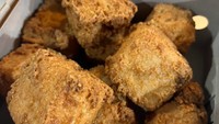 Walaupun diproduksi oleh bisnis kecil rumahan, Tahu Crispy Inces disukai banyak pelanggannya. Tahu yang gurih renyah di Jalan Timor No.34, Jakarta Timur ini dapat dibeli mulai Rp 5.000an. Foto: Istimewa/Instagram/iStock