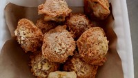 Tak hanya jajanan manis seperti donat dan odading, di Depok ada penjual camilan yang menjajakan tahu krispi nikmat. Berlokasi di Jalan Raya Maya III, Beji, tahu krispynya dibalut dengan tepung yang keriting dan renyah. Foto: Istimewa/Instagram/iStock