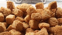 Tak hanya lapisan tepungnya saja, tetapi Tahu Crispy Krenyesss juga menggoreng tahunya hingga renyah. Berlokasi di Jalan Dwiwarna Raya NO.2, Jakarta Pusat harganya dapat dibeli mulai Rp 15.000an. Foto: Istimewa/Instagram/iStock
