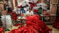 Menurut keterangan pekerja pembuatan atribut partai mulai meningkat sejak bulan ini.