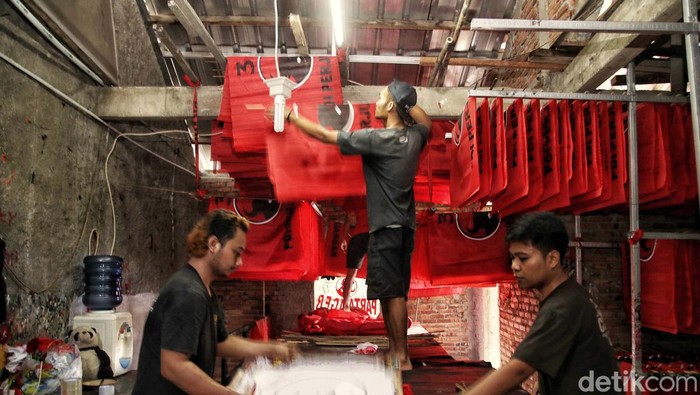Geliat Pembuatan Atribut Parpol Jelang Tahun Politik Jelang pemilu 2024, pesanan pembuatan atribut partai politik mulai meningkat. Seperti terlihat di konveksi rumahan Bukit Duri, Jakarta Selatan.