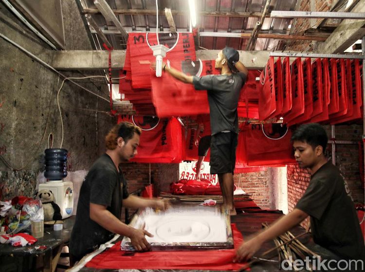 Geliat Pembuatan Atribut Parpol Jelang Tahun Politik