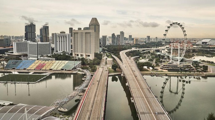 Gelombang panas melanda sebagian besar wilayah Asia Selatan dan Asia Tenggara. Kemarin, Singapura bahkan melaporkan suhu tertingginya sejak 40 tahun terakhir.
