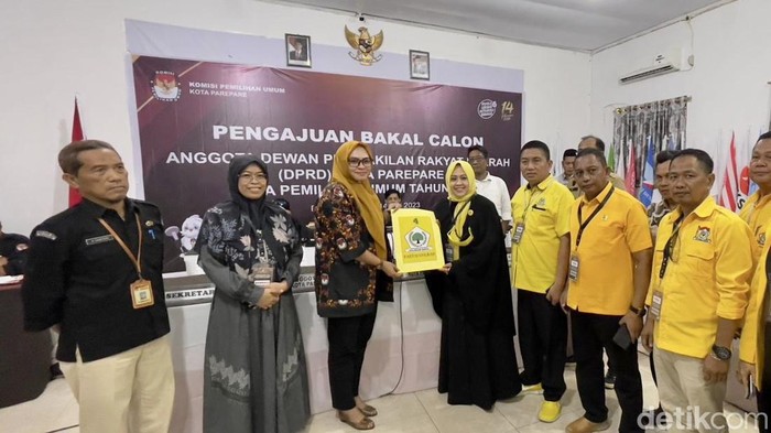 Golkar Parepare mendaftarkan bacalegnya ke KPU.