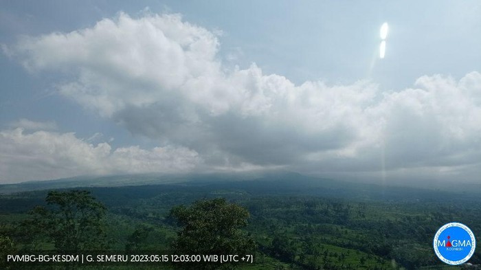 gunung semeru keluarkan awan panas guguran