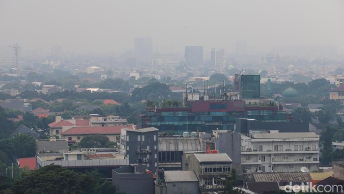 Hari ini kualitas udara di Kota Jakarta masuk kategori tidak sehat untuk kelompok sensitif. Hal itu berdasarkan data situs pemantau kualitas udara, IQAir.